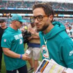 Eagles vinculados a Mike McDaniel após demitir coordenador ofensivo