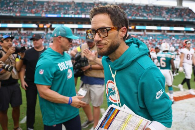 Eagles vinculados a Mike McDaniel após demitir coordenador ofensivo
