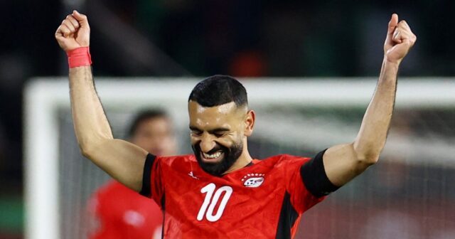Mohamed Salah, do Liverpool, à esquerda, deixa o campo quando seu companheiro de equipe Sadio Mane entra durante a partida de futebol da Premier League inglesa entre Liverpool e Watford no estádio Anfield em Liverpool, Inglaterra, sábado, 2 de abril de 2022. (AP Photo/Jon Super)