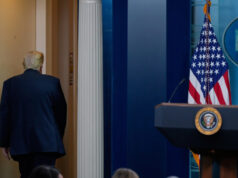 Ei, republicanos: vocês não podem colocar o gênio laranja de volta na garrafa Um menino segura um mapa riscado da Groenlândia encimado por uma peruca simbolizando o presidente dos EUA, Donald Trump, durante um protesto contra a política de Trump em relação à Groenlândia em frente ao consulado dos EUA em Nuuk, Groenlândia, sábado, 17 de janeiro de 2026. (AP Photo/Evgeniy Maloletka)