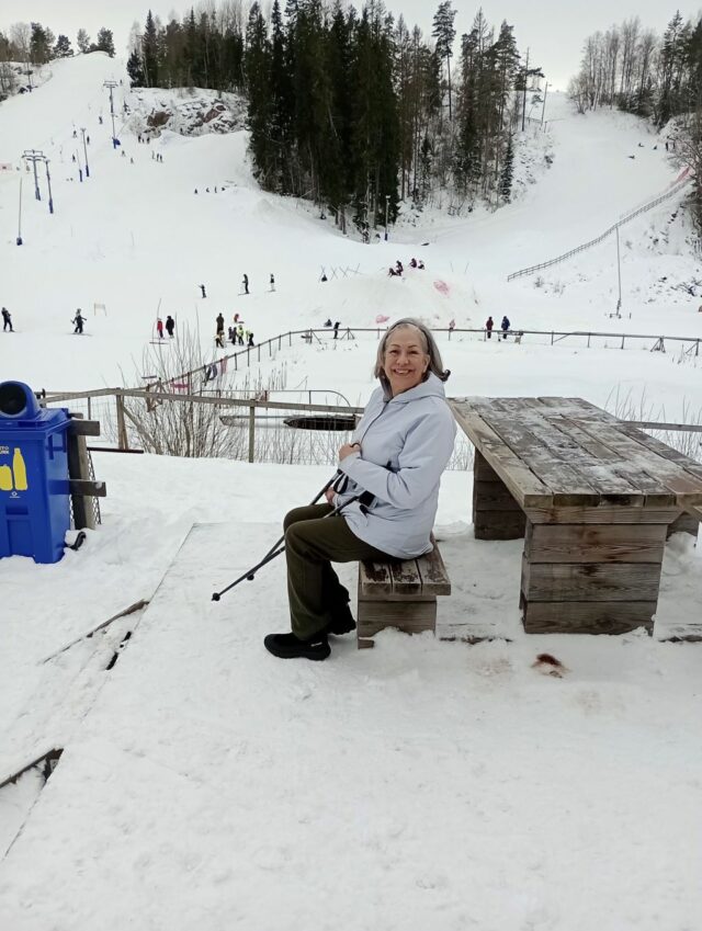 Ela se mudou da Califórnia para a Suécia em busca de uma nova aventura. Ela não estava preparada para o silêncio.
