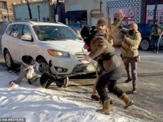 Ele era uma ameaça ou foi morto a tiros DEPOIS que sua arma foi roubada? Testemunhas que viram o enfermeiro da UTI Alex Pretti ser morto pela Patrulha da Fronteira insistem que ele estava segurando uma câmera – mas os policiais “não tiveram escolha a não ser atirar” Alex Pretty levanta a mão enquanto recebe spray de pimenta