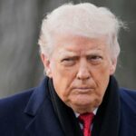 Os manifestantes entram em confronto regular com agentes federais de imigração em Minneapolis, onde o ICE conduz uma operação de fiscalização.