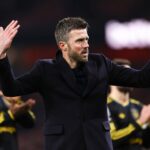 Joelho de PATRICK DORGU desliza nos Emirados.