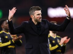 ‘Ele tem sido imenso’… Michael Carrick elogia a estrela do Manchester United após a vitória contra o Arsenal Joelho de PATRICK DORGU desliza nos Emirados.