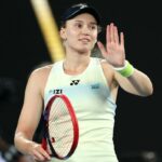 Elena Rybakina comemora sua vitória sobre Aryna Sabalenka na final do Aberto da Austrália em 31 de janeiro de 2026.