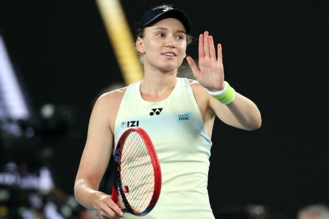 Elena Rybakina comemora sua vitória sobre Aryna Sabalenka na final do Aberto da Austrália em 31 de janeiro de 2026.