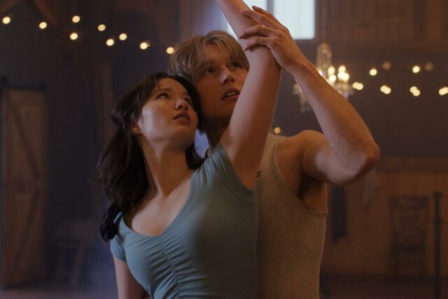 Elenco de 'Finding Her Edge': Madelyn Keys, Cale Ambrozic e mais lideram o novo romance de patinação artística da Netflix
