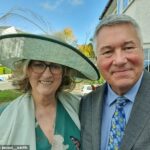 O Daily Mail pode revelar que a Baronesa Smith, 63, que é ministra do Departamento de Educação, ficou noiva de seu parceiro professor de política após um romance de seis anos