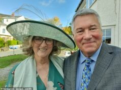 ‘Eles estão absolutamente apaixonados’: a ex-secretária do Interior Jacqui Smith, 63, está noiva de um professor de política após um romance de seis anos O Daily Mail pode revelar que a Baronesa Smith, 63, que é ministra do Departamento de Educação, ficou noiva de seu parceiro professor de política após um romance de seis anos