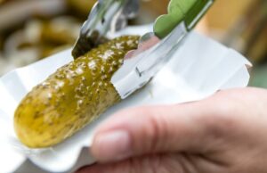 Eles realmente servem picles nos cinemas do Texas? Sim – aqui está o porquê Eles realmente servem picles nos cinemas do Texas? Sim - aqui está o porquê