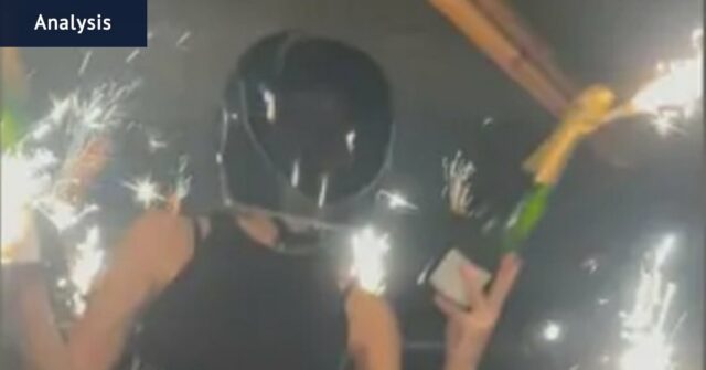 Eles se aglomeraram em um bar para dar as boas-vindas ao ano novo – então um momento interrompeu tudo
