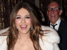 Elizabeth Hurley deixa cair o queixo em um biquíni branco e casaco de pele para a festa de ‘007’ Elizabeth Hurley exibe abdômen em um biquíni branco atrevido com casaco de pele para a festa 007 NYE com BF Billy Ray Cyrus 001