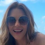 Elizabeth Hurley, 60, exibe suas curvas em um biquíni push-up red hot e calças atrevidas