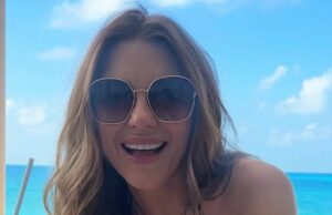 Elizabeth Hurley surpreende com biquíni leopardo e compartilha fotos de banho fumegante Elizabeth Hurley, 60, exibe suas curvas em um biquíni push-up red hot e calças atrevidas