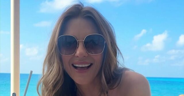 Elizabeth Hurley, 60, exibe suas curvas em um biquíni push-up red hot e calças atrevidas