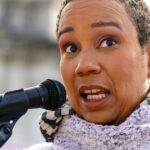 Elle Simone Scott, chef de 'America's Test Kitchen' e autora de livros de receitas, morre aos 49 anos