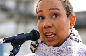 Elle Simone Scott, chef de ‘America’s Test Kitchen’ e autora de livros de receitas, morre aos 49 anos Elle Simone Scott, chef de 'America's Test Kitchen' e autora de livros de receitas, morre aos 49 anos