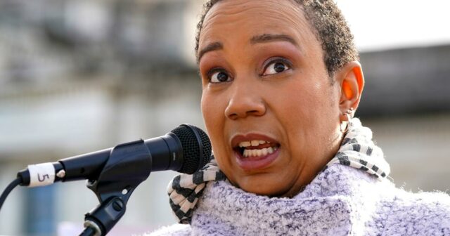 Elle Simone Scott, chef de 'America's Test Kitchen' e autora de livros de receitas, morre aos 49 anos
