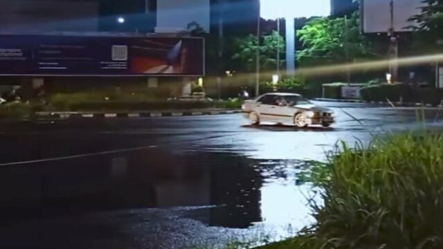 Em pé de guerra! Carro de deriva em Jalan Raya Em pé de guerra! Carro de deriva em Jalan Raya Pondok Indah, motorista procurado pela polícia