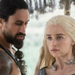 Emilia Clarke ficou 'magoada' e 'realmente chateada' pelo especialista em linguagem de 'Game of Thrones' que criticou seu sotaque dothraki; Mas ele agora esclarece que isso nunca foi verdade