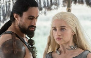 Emilia Clarke ficou ‘magoada’ e ‘realmente chateada’ pelo especialista em linguagem de ‘Game of Thrones’ que criticou seu sotaque dothraki; Mas ele agora esclarece que isso nunca foi verdade Emilia Clarke ficou 'magoada' e 'realmente chateada' pelo especialista em linguagem de 'Game of Thrones' que criticou seu sotaque dothraki; Mas ele agora esclarece que isso nunca foi verdade