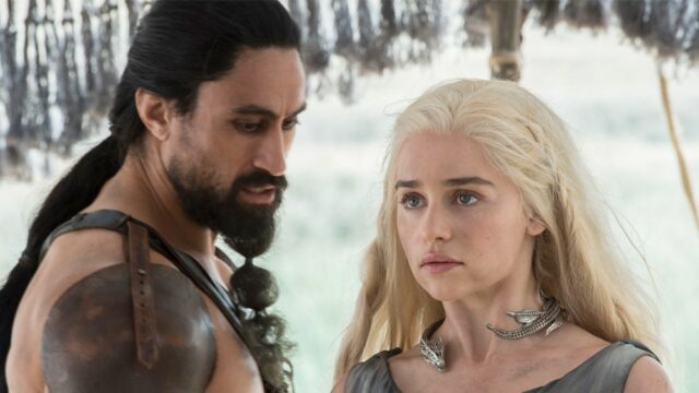 Emilia Clarke ficou 'magoada' e 'realmente chateada' pelo especialista em linguagem de 'Game of Thrones' que criticou seu sotaque dothraki; Mas ele agora esclarece que isso nunca foi verdade
