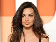 Emily Ratajkowski dança com saia transparente e mostra sua tanga no mercado de Nova York Emily Ratajkowski exibe suas curvas com tanga e sutiã