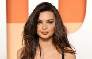 Emily Ratajkowski dança com saia transparente e mostra sua tanga no mercado de Nova York Emily Ratajkowski exibe suas curvas com tanga e sutiã