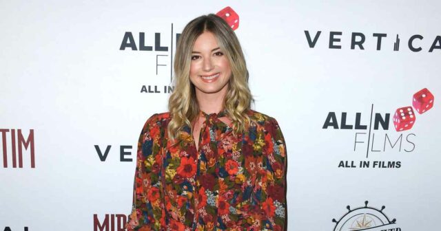 Emily VanCamp compartilha fotos raras de família com Josh Bowman Emily VanCamp