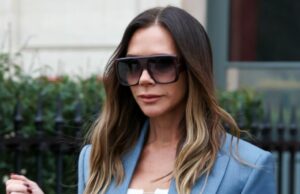 Encontramos o look raro de bolsa de US $ 49 mil de Victoria Beckham Anna Wintour é vista do lado de fora de Patou durante a moda masculina outono/inverno 2026-2027 como parte da Paris Fashion Week em 25 de janeiro de 2026 em Paris, França.