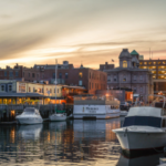 Pôr do sol no final do Maine Wharf, olhando para a cidade. Existem pequenos barcos na frente, com edifícios atrás. Enormes 64% dos eleitores do Maine se opõem ao iGaming, de acordo com pesquisa