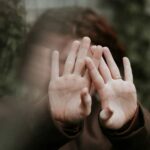 Enquanto 37 estados dos EUA respondem ao problema Grok CSAM, a Apple realmente precisa agir | Imagem conceitual de criança escondida