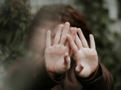 Enquanto 37 estados dos EUA respondem ao problema Grok CSAM, a Apple realmente precisa agir Enquanto 37 estados dos EUA respondem ao problema Grok CSAM, a Apple realmente precisa agir | Imagem conceitual de criança escondida