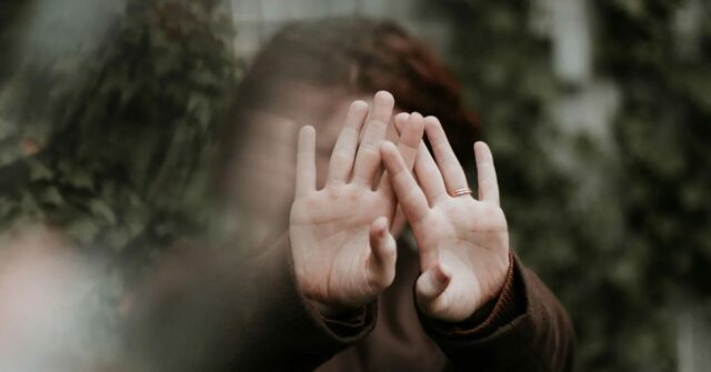 Enquanto 37 estados dos EUA respondem ao problema Grok CSAM, Enquanto 37 estados dos EUA respondem ao problema Grok CSAM, a Apple realmente precisa agir | Imagem conceitual de criança escondida