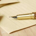 Enquanto reina a confusão sobre o dispositivo iO de Jony Ive, continuo um cético em relação ao hardware de IA | A imagem mostra uma linda caneta-tinteiro em madeira e latão