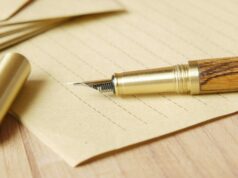 Enquanto a confusão reina sobre o dispositivo iO de Jony Ive, continuo um cético em relação ao hardware de IA Enquanto reina a confusão sobre o dispositivo iO de Jony Ive, continuo um cético em relação ao hardware de IA | A imagem mostra uma linda caneta-tinteiro em madeira e latão