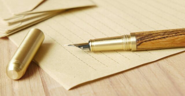 Enquanto a confusão reina sobre o dispositivo iO de Jony Enquanto reina a confusão sobre o dispositivo iO de Jony Ive, continuo um cético em relação ao hardware de IA | A imagem mostra uma linda caneta-tinteiro em madeira e latão