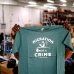 REUTERS FOTOS COLEÇÃO DO 40º ANIVERSÁRIO: Um migrante africano senta-se no topo de uma cerca de fronteira coberta com arame farpado entre Marrocos e o enclave espanhol de Melilla, no norte da África, durante uma última tentativa de cruzar o território espanhol, 14 de junho de 2014. REUTERS/Jesus Blasco de Avellaneda PESQUISA