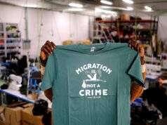 Enquanto as potências ocidentais reprimem os migrantes, Espanha acolhe 500.000 REUTERS FOTOS COLEÇÃO DO 40º ANIVERSÁRIO: Um migrante africano senta-se no topo de uma cerca de fronteira coberta com arame farpado entre Marrocos e o enclave espanhol de Melilla, no norte da África, durante uma última tentativa de cruzar o território espanhol, 14 de junho de 2014. REUTERS/Jesus Blasco de Avellaneda PESQUISA