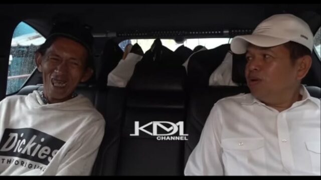 Enquanto batia na mesa, Dedi Mulyadi pulverizou Sudrajat, um vendedor de bolos gelados da velha escola, depois de ser pego mentindo sobre o assunto
