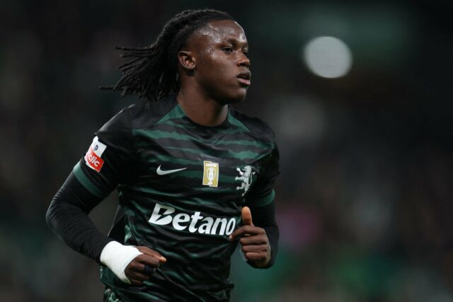 Christos Mouzakitis posa para fotos da UEFA com o equipamento do Olympiacos.