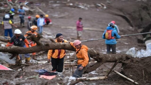 Equipe SAR continua busca por 65 vítimas desaparecidas do deslizamento de terra de Cisarua, West Bandung
