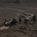 Equipe SAR entrega 25 sacos com cadáveres de vítimas do deslizamento de terra de Cisarua ao DVI