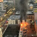 Equipes de bombeiros de Oakland combatem incêndio de três alarmes no centro da cidade