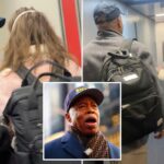 O ex-prefeito de Nova York, Eric Adams, falando com um passageiro em um avião.