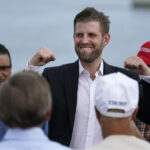 O Diretor do Serviço Secreto dos EUA, Sean Curran, o segundo a partir da direita, observa enquanto o presidente Donald Trump e a primeira-dama Melania Trump se dirigem aos membros do serviço militar ativo e suas famílias durante a celebração do 4 de julho no gramado sul da Casa Branca em Washington, sexta-feira, 4 de julho de 2025. (AP Photo/Alex Brandon, Pool)