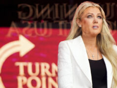 Erika Kirk Drag Queen usa discurso em memória de Charlie em performance Erika Kirk Drag Queen usa discurso em memória de Charlie em performance