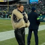 Erin Andrews usa outro casaco de pele durante o jogo do campeonato NFC após momento viral