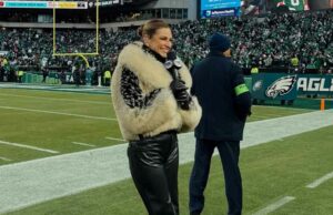 Erin Andrews arrasa com outro casaco de pele no campeonato NFC após momento viral Erin Andrews usa outro casaco de pele durante o jogo do campeonato NFC após momento viral